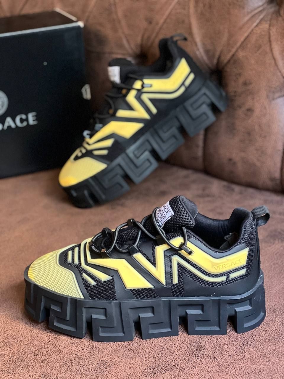 Adidași Versace pe comanda