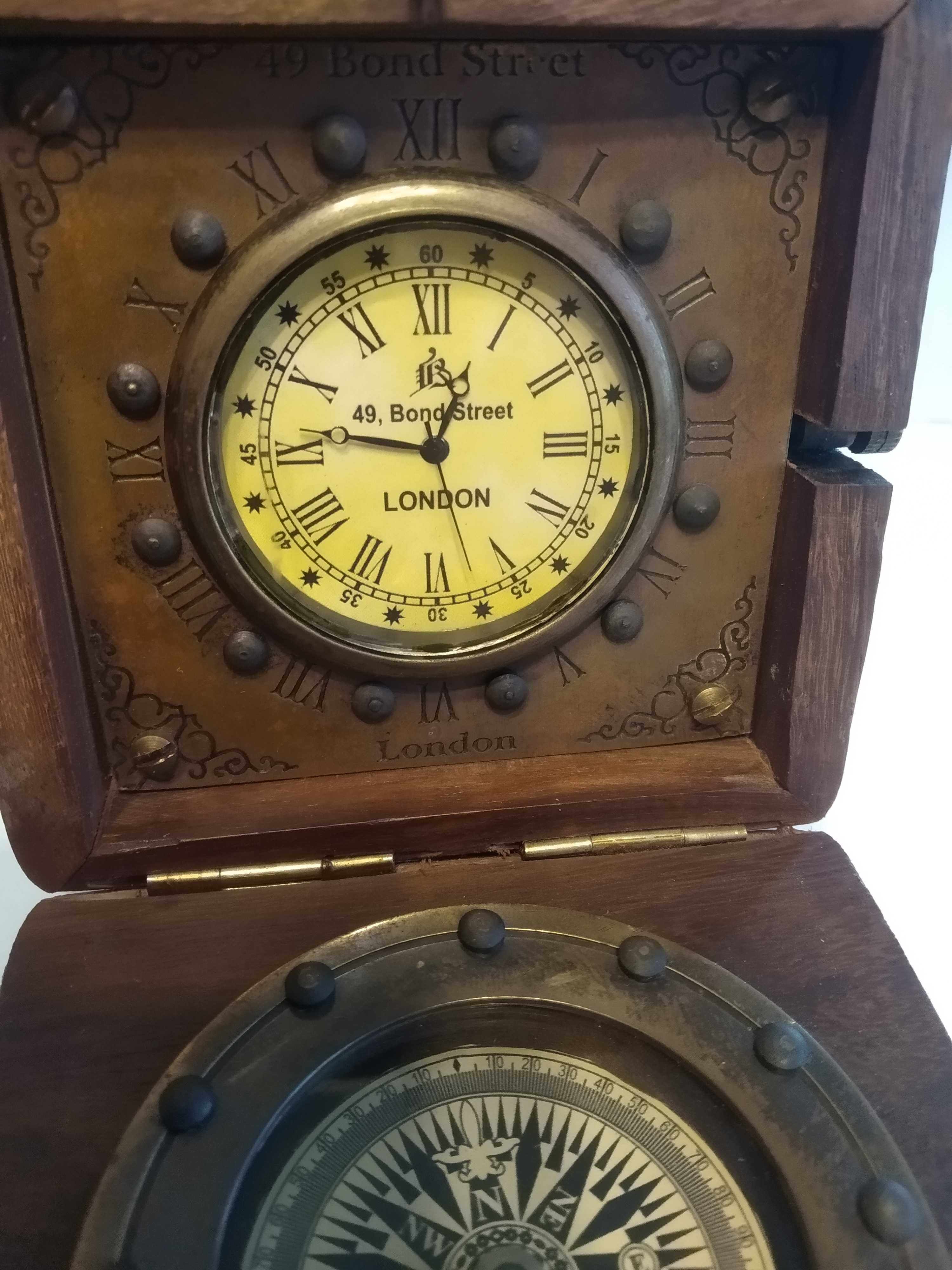 Дървена ретро кутия с часовник и компас