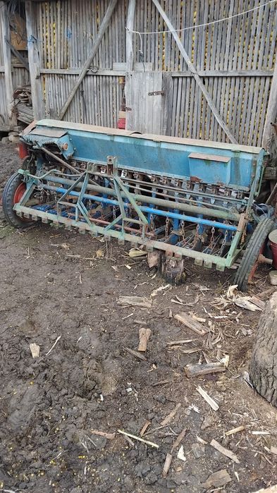 Vând oi semanatoare si un plug