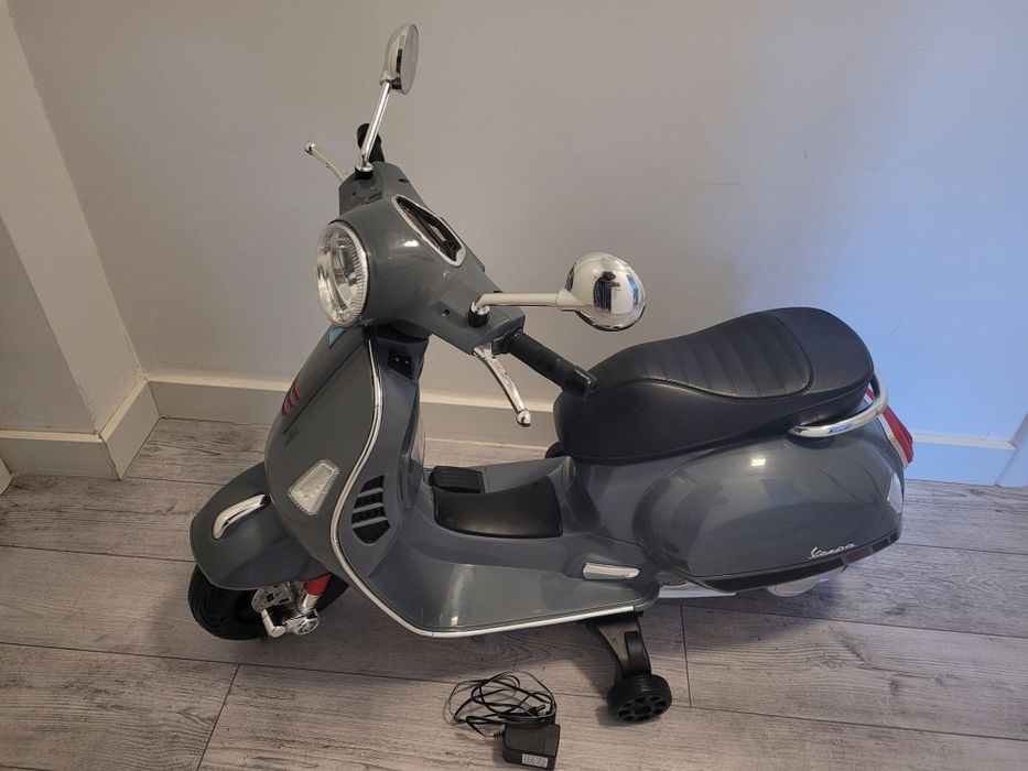 Scuter electric Vespa pt copii