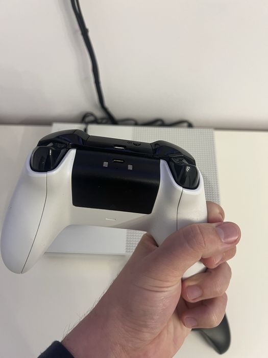 Vând Xbox One S+ 2 manete