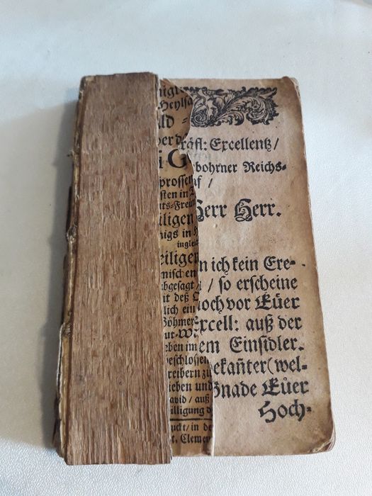 стара книга ръкописна с дървени корици