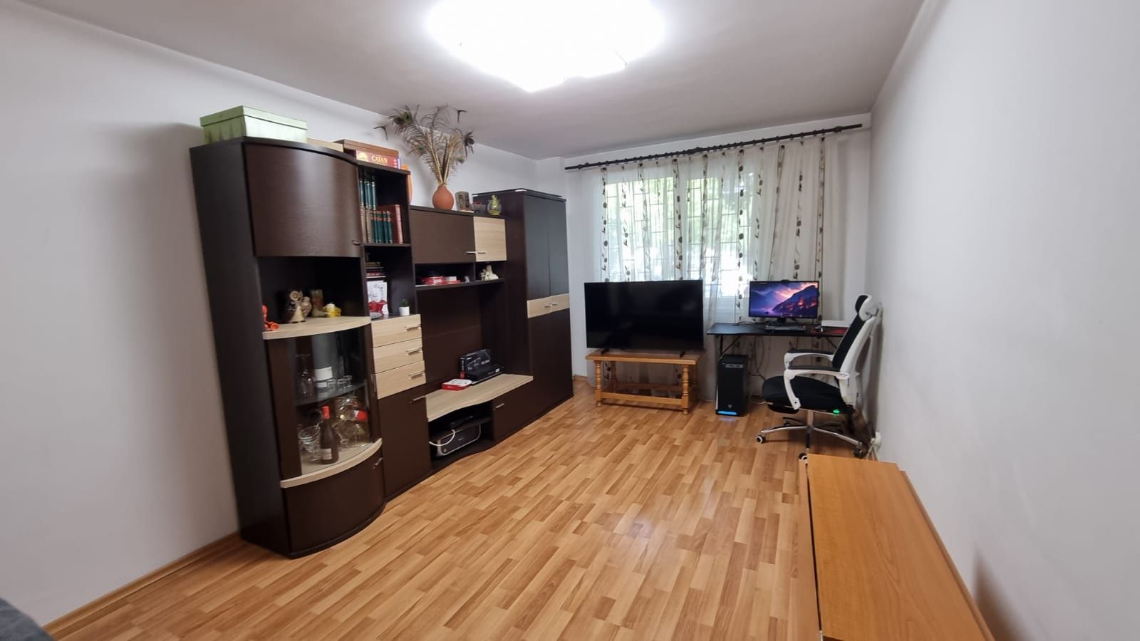 Proprietar vând apartament cu 3 camere  Rahova sold. V.  Croitoru .