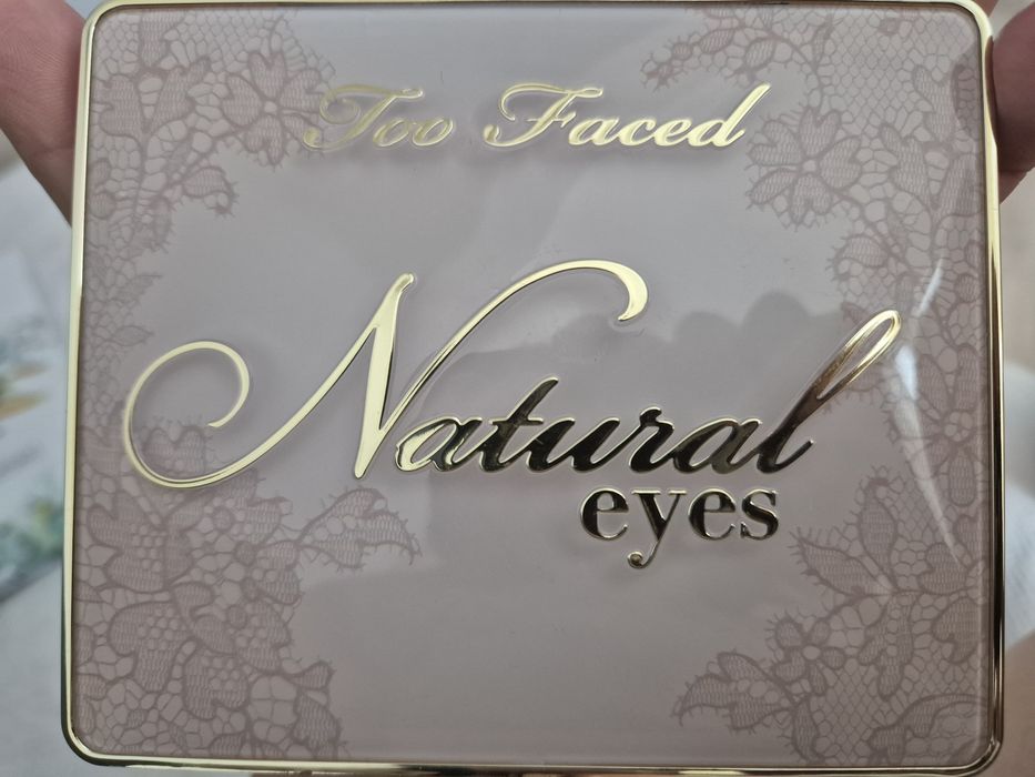 Too Faced NATURAL EYES – Paletă de farduri de pleoape în nuanțe ne