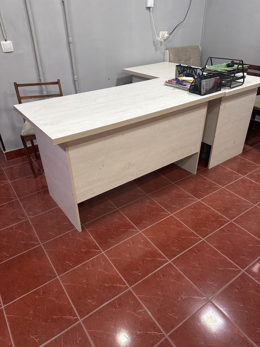 Продаются офисные столы и стулья 6 шт