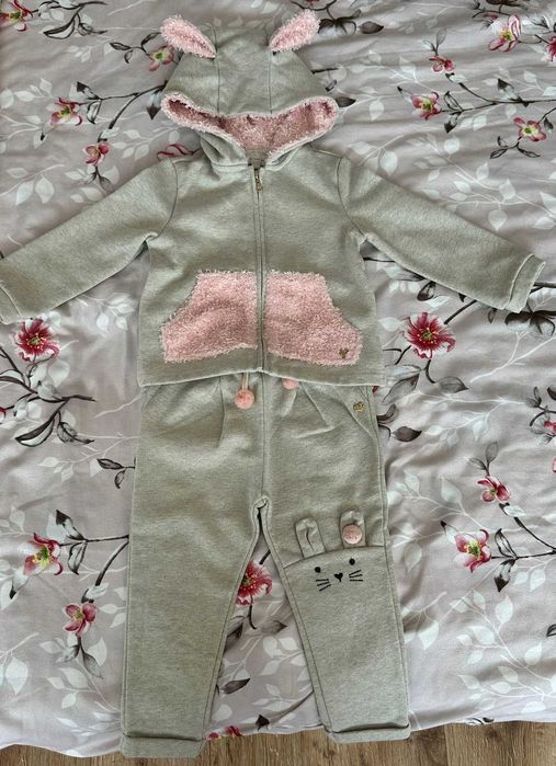 Vand 2 costume fetite - 200 RON
