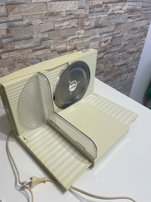 Vand feliator de mezeluri,paine,cozonac,chec