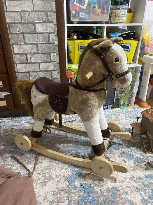 Продам детскую лошадку почти новую.