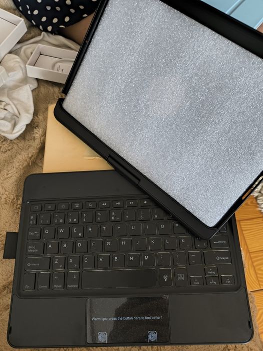 Vând husa tastatura cu trackpad pentru iPad