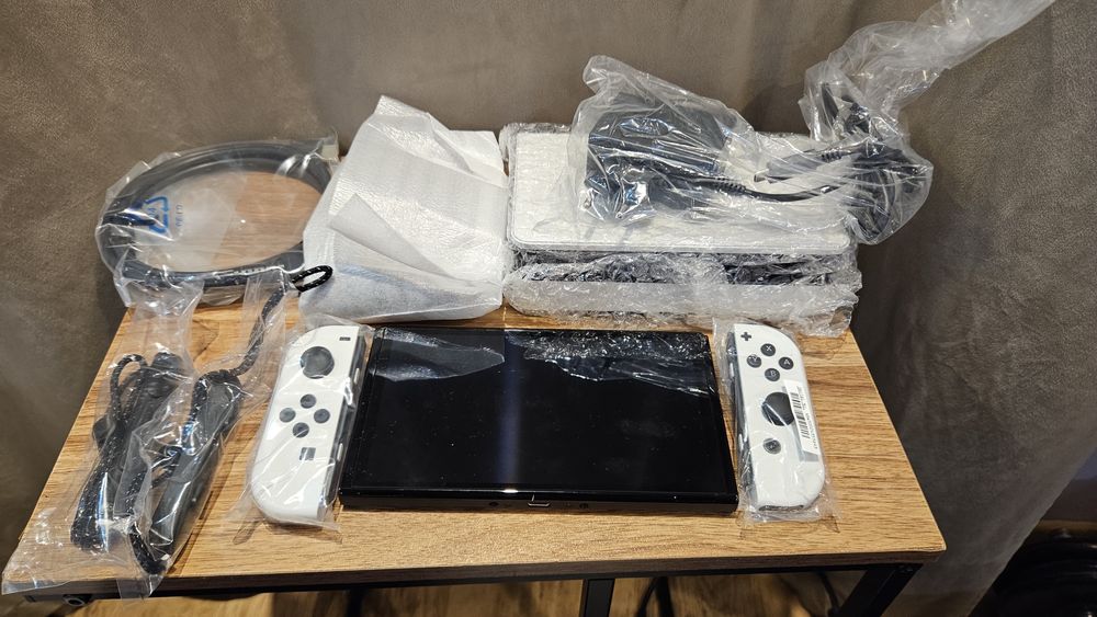 Nintendo switch white OLED 64GB