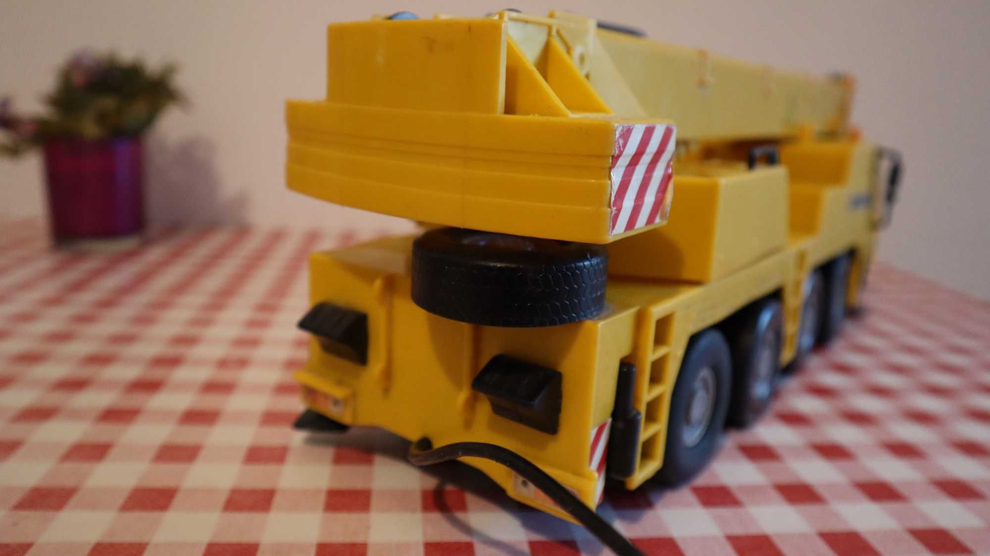Камион кран с дистанционно Liebherr