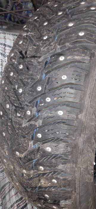 Продам зимние шины Nokian с дисками. 185/65/15.