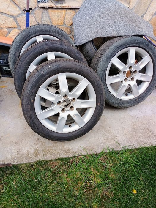 Продавам алуминиеви джанти с гуми.