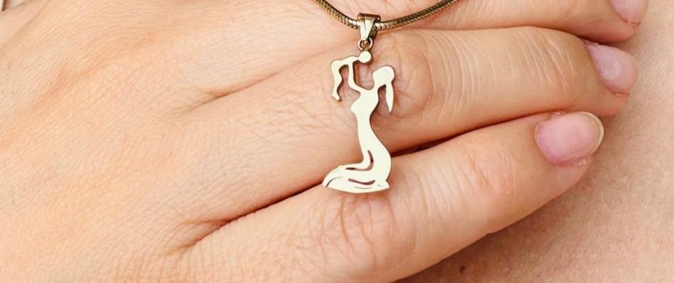 Кулон мать и ребёнок.