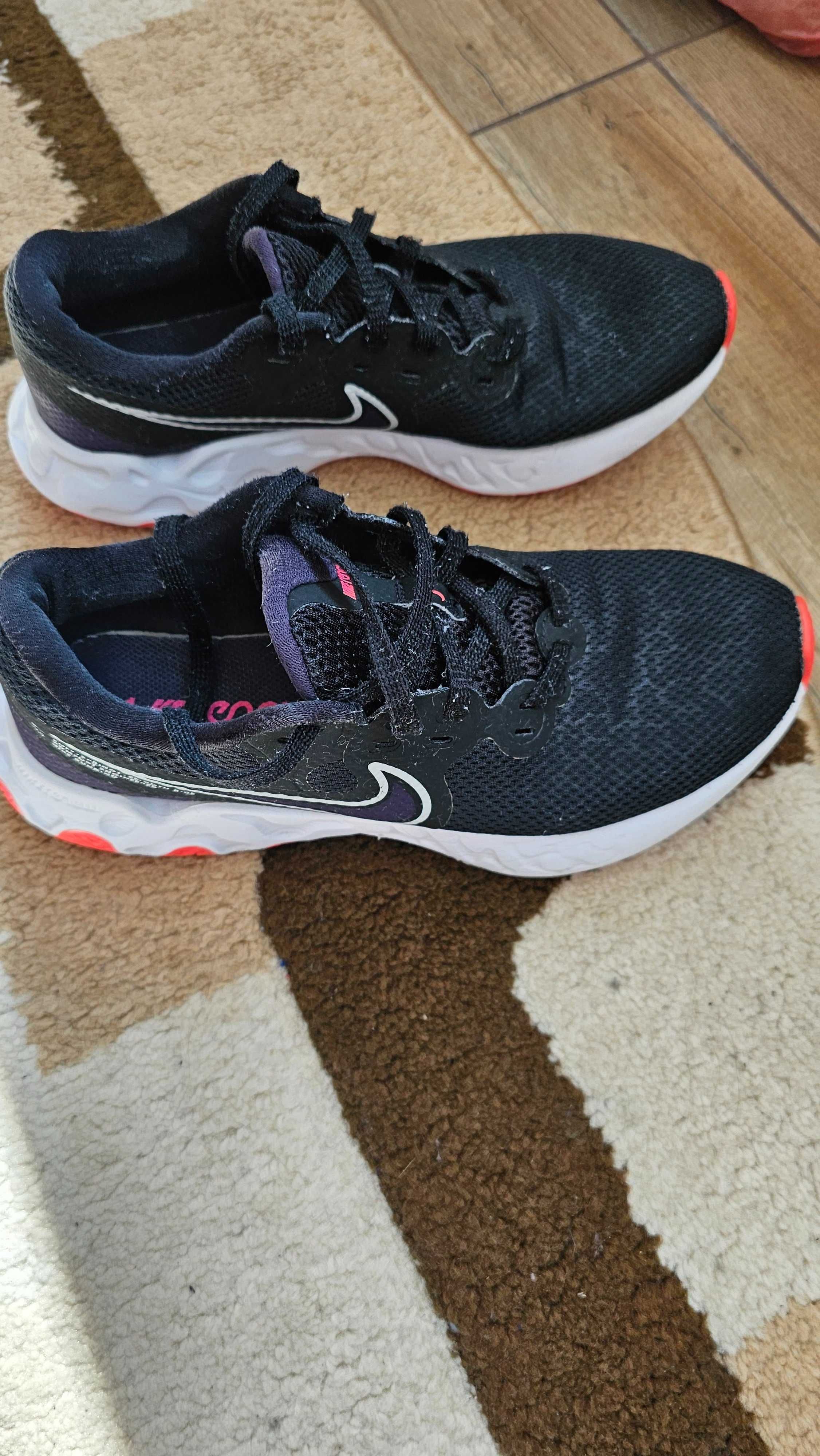 Дамси маратонки Nike
