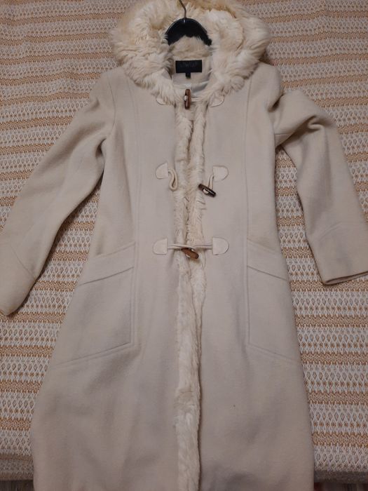 Вълнено мръсно бяло палто с дървени копчета