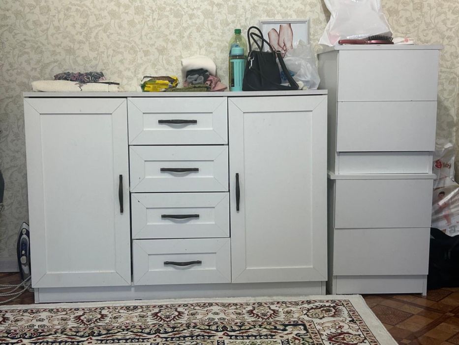 Шкафчик с двумя тумбочками