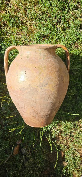 Vas din pământ lut