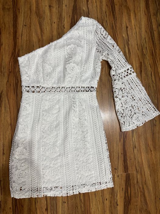 Бяла дантелена рокля