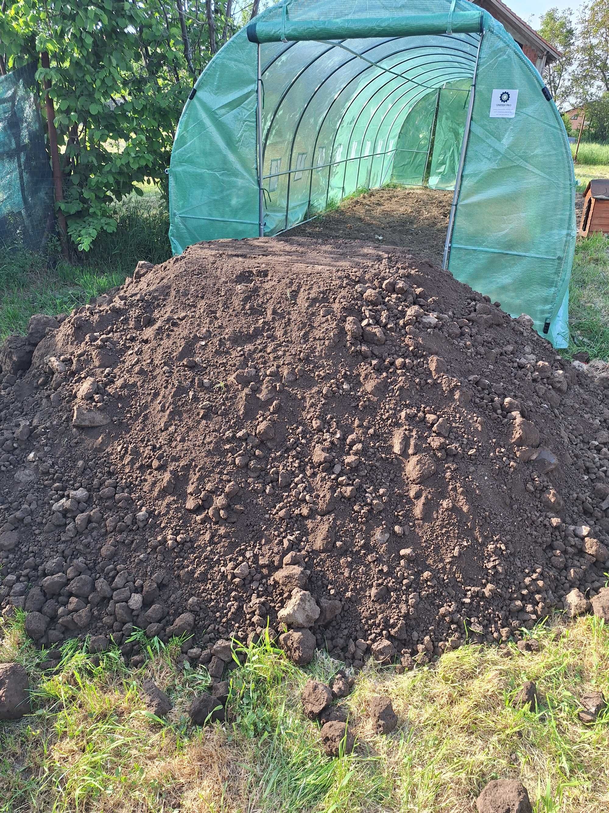 Pământ galben nisipos Pamant negru vegetal