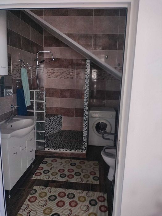 inchiere camera in vila cu curte spatiosa