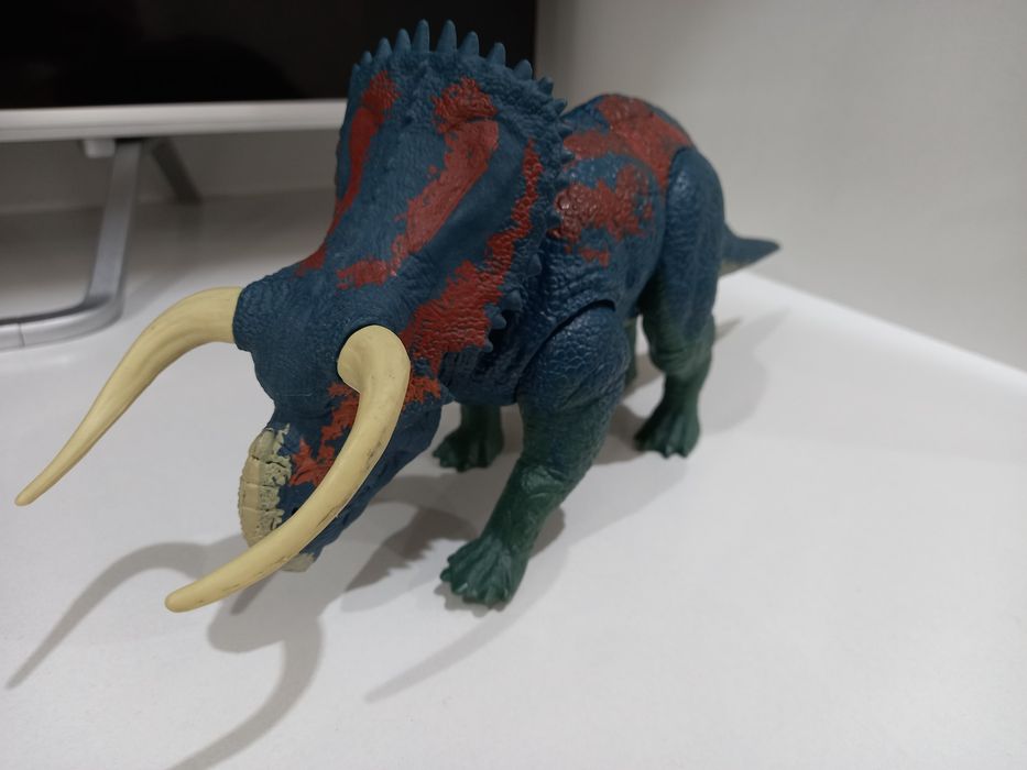 Продам Фигурку динозавра