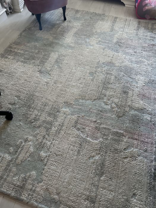 Vând covor sufragerie dimensiuni 200x280 , stare excelentă.