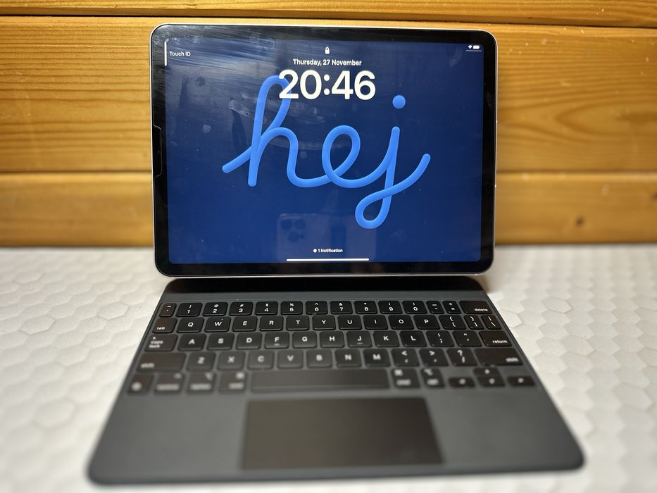 Vand Ipad Air generatia 5 + husa Apple Magic keyboard