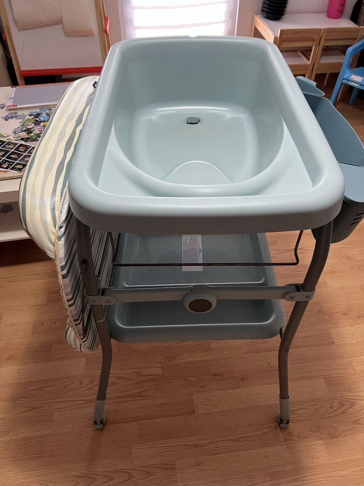 Cădiță si masuță de înfășat pliabilă Chicco