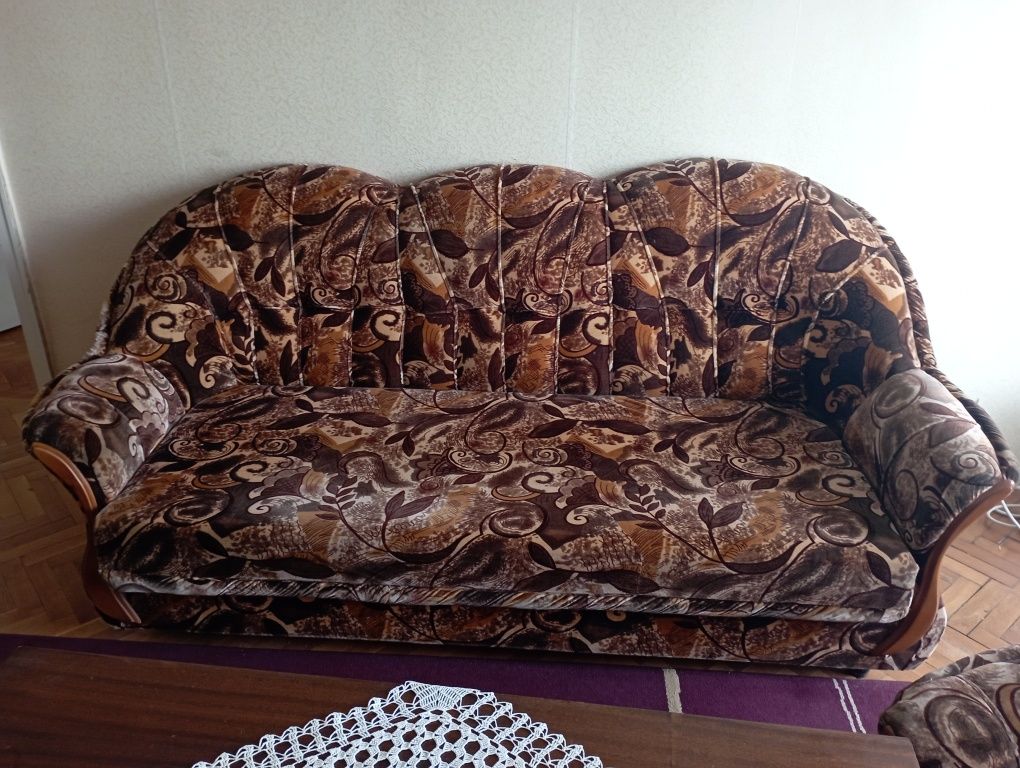 Холна гарнитура-диван ,две кресла и две табуретки