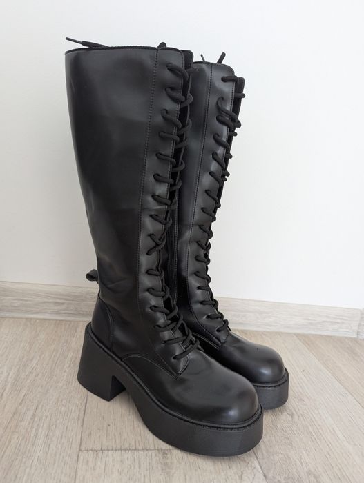 Продам высокие сапоги на шнуровке