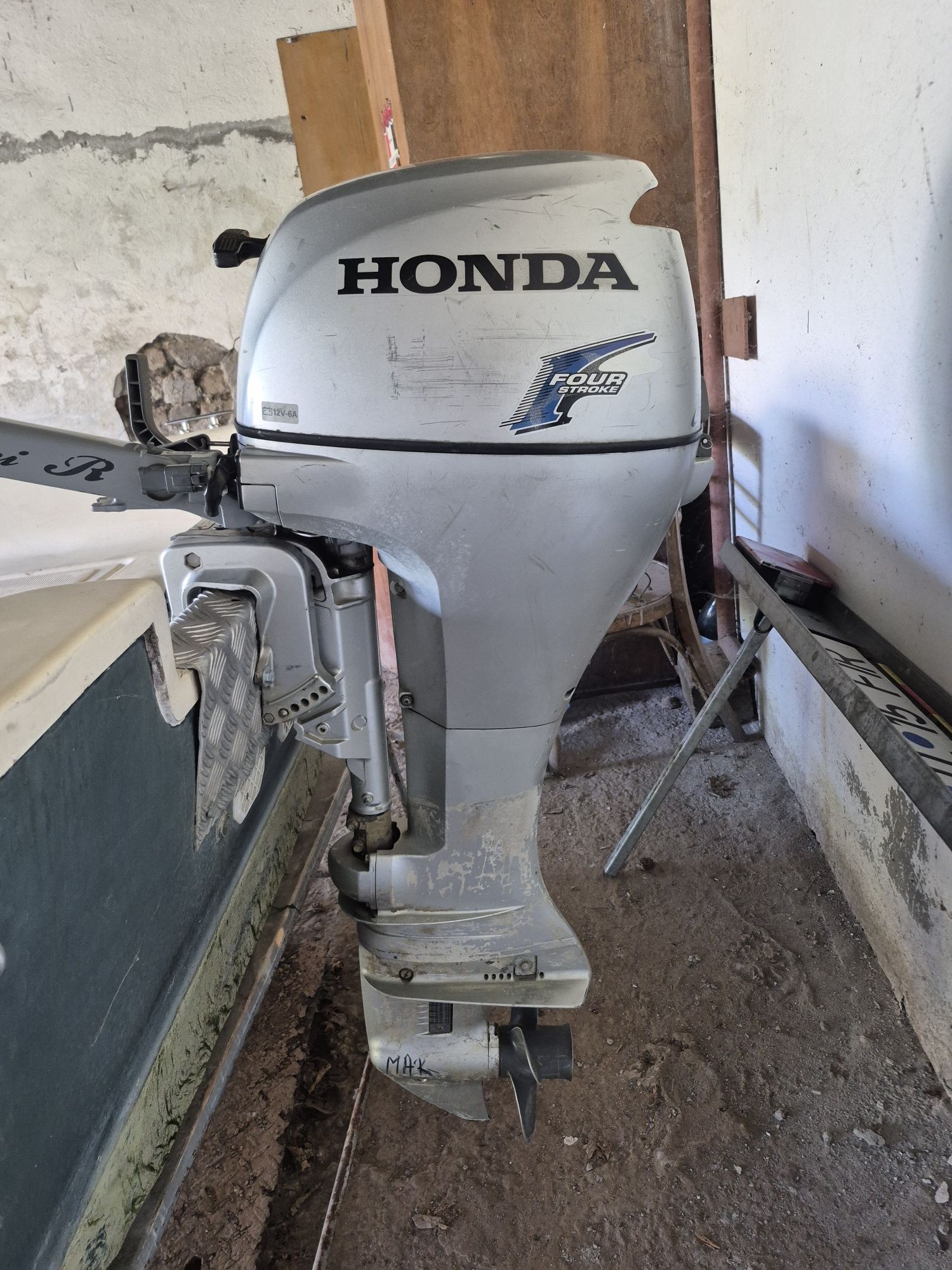 Vând  motor  barcă Hond 10hp.