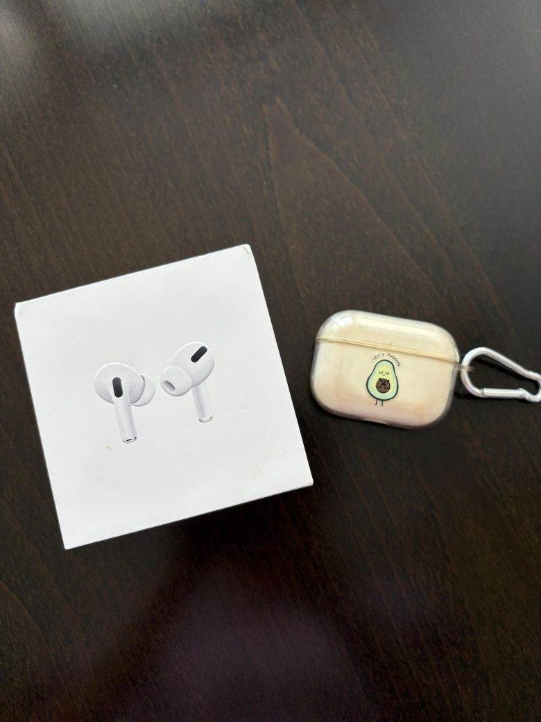 Air pods pro,есть чехол и каробка,состояние как новый