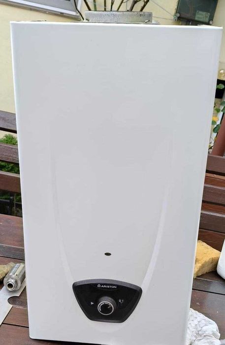 Instant apa calda Ariston, pe gaz, 19 kW, 11 l/min