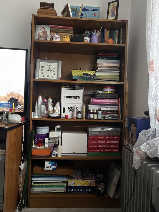 Vand biblioteca foarte bine intretinuta
