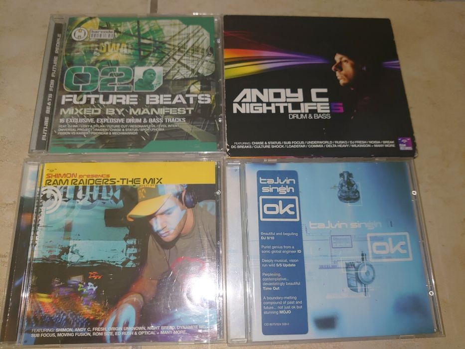 CD uri cu muzică electronică, drum & bass, techno