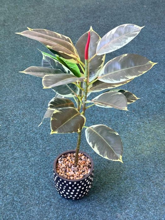 Flori artificiale în ghivece