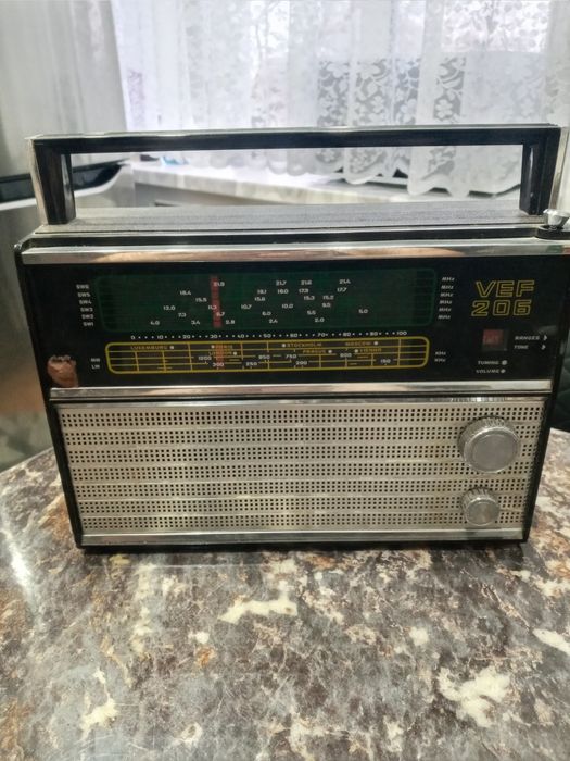 Продам  радиоприёмник  времен СССР