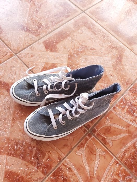 Vând adidași damă