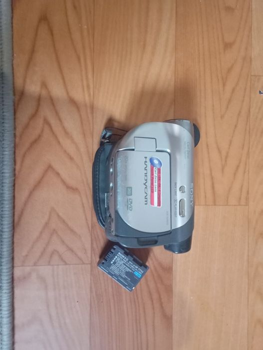 Продаю видеокамеру Sony carl zeiss