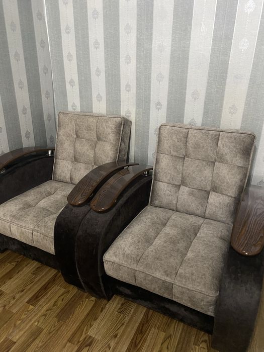 СРОЧНО! Раскладной диван ,2 кресла и журнальный стол