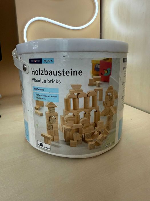 Стоител с дървени кубчета