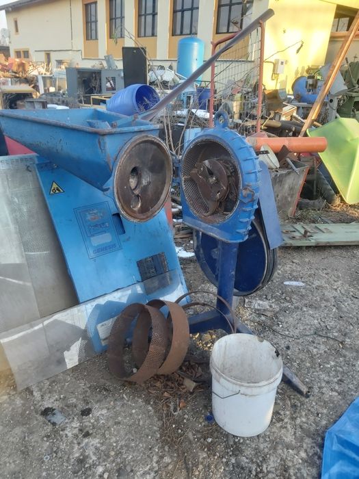 Moară cu ciocanele la tractor