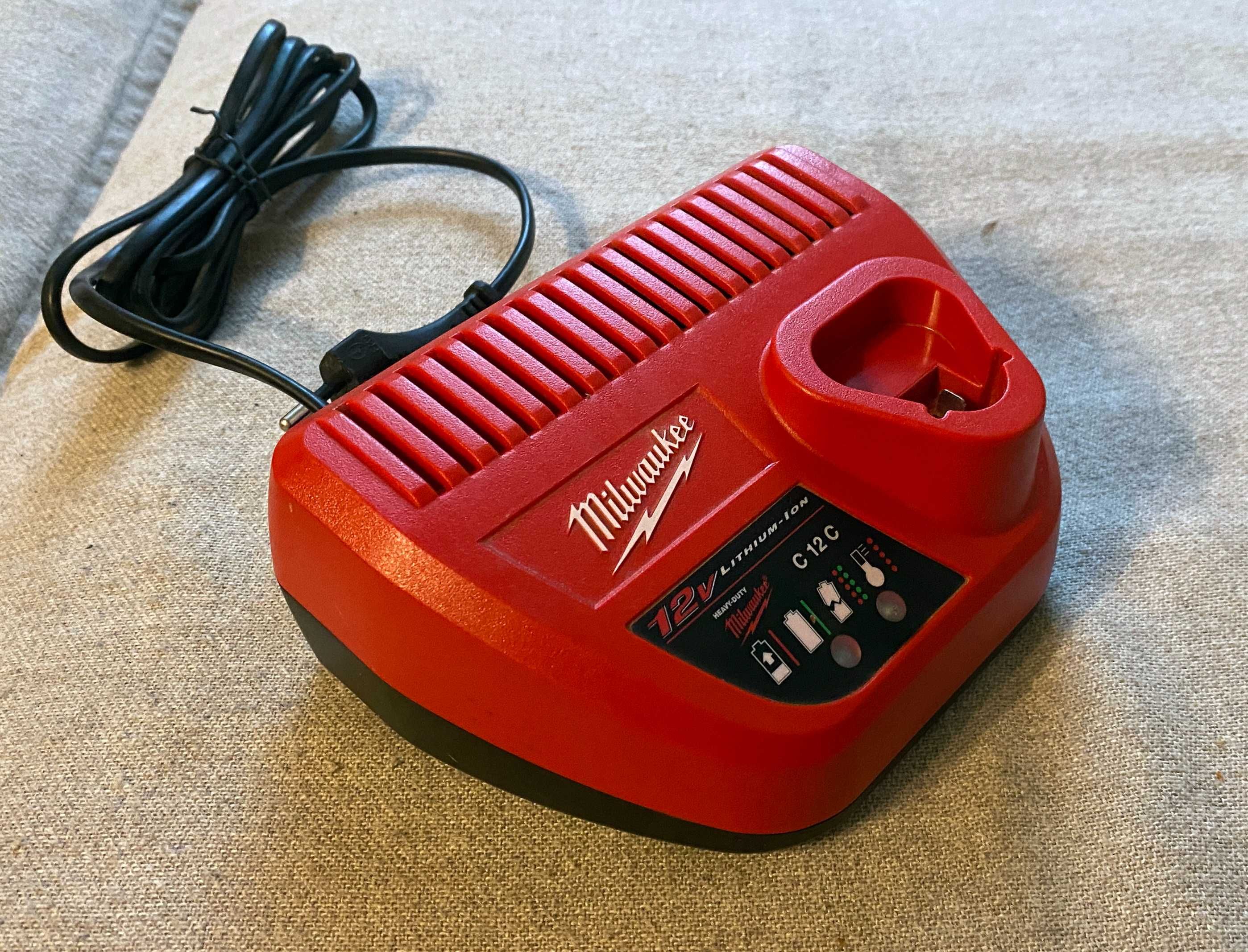Incarcator pentru acumulator M12 Milwaukee C12 C original ca nou