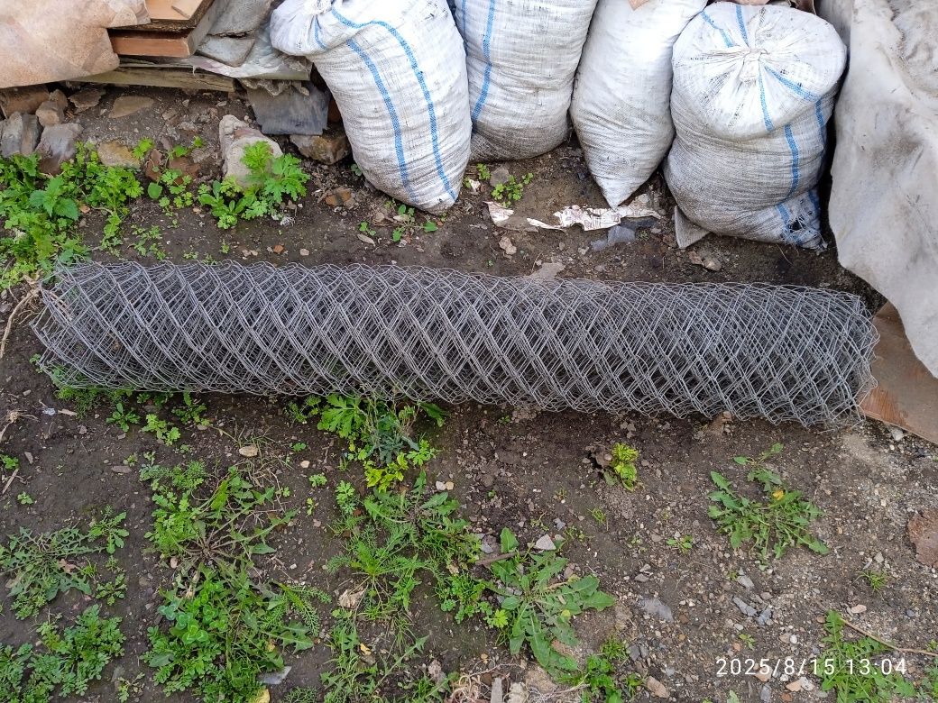 Продам сетку для забора , незнаю сколько метров .