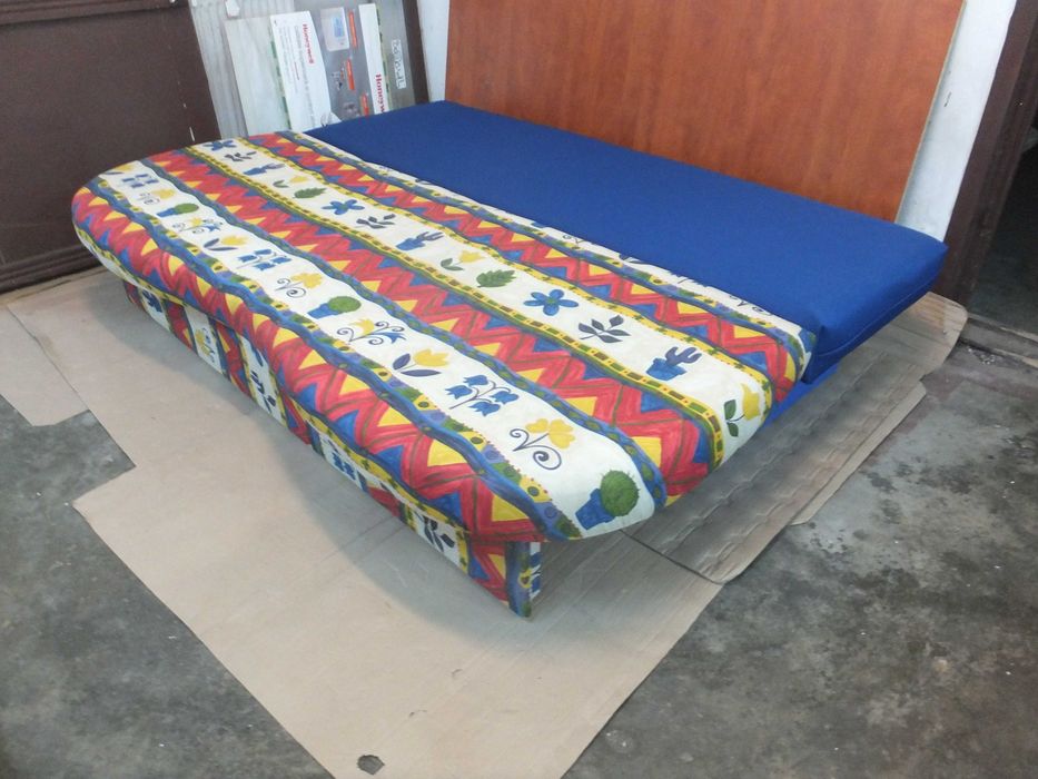 Canapea extensibila foarte comoda 140x200 cu lada de depozitare