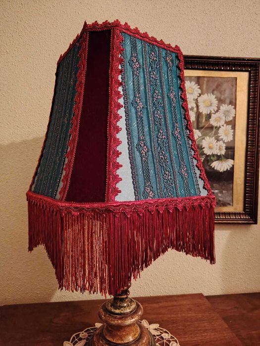 Lampa vintage cu abajur cusut manual
