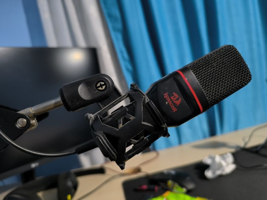 Microfon Redragon Seyfert cu trepied