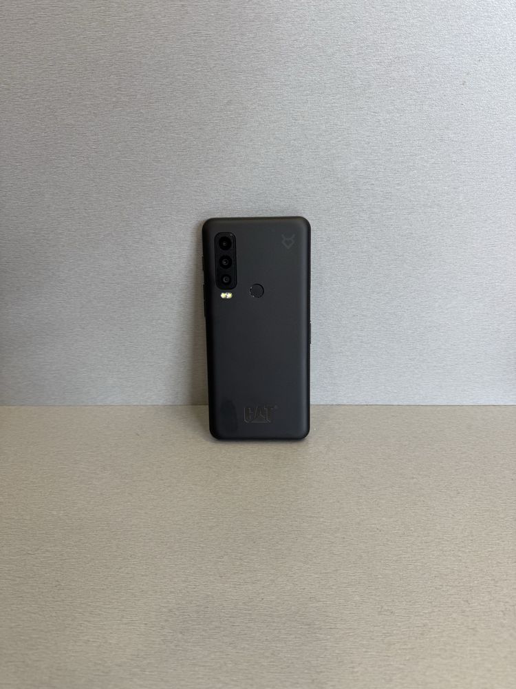 Продавам отличен CAT S75