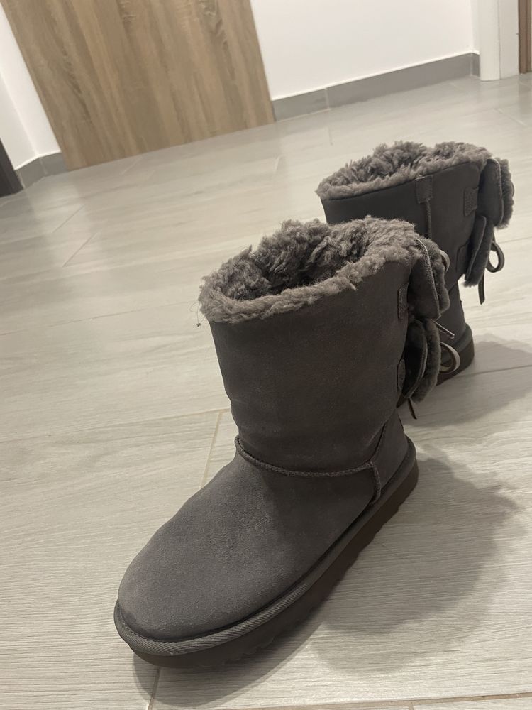 Ugg gri originali cu fundite marimea 37